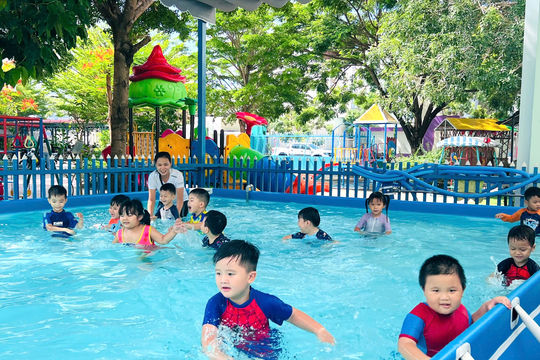 Dạy trẻ làm quen với nước từ bậc mầm non