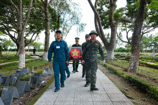 Lấy mẫu ADN hài cốt liệt sĩ tại Nghĩa trang Liệt sĩ Bảo Lộc