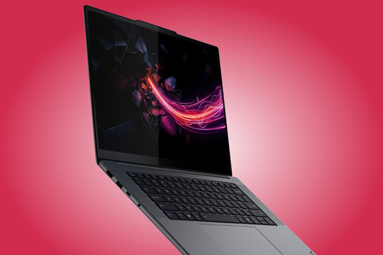 Lenovo Yoga Pro 7 15ASH11: Laptop đồ họa mỏng nhẹ với 48GB VRAM và màn hình OLED 1.100 nit