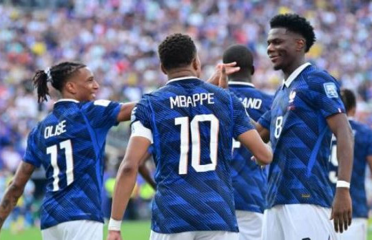 Pháp hạ Thụy Điển 3-0: Kylian Mbappe phá kỷ lục World Cup trong ngày Michael Olise rực sáng