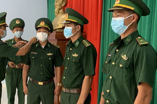 Có được bảo lưu thành tích để xét thăng quân hàm trước hạn?