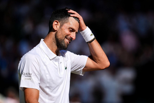 Novak Djokovic cân bằng kỷ lục 105 trận thắng của Roger Federer tại Wimbledon