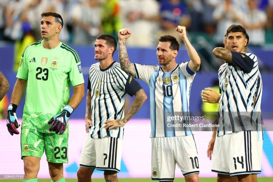 Argentina nhọc nhằn vào vòng 1/8 World Cup: Messi tỏa sáng, hẹn đấu Salah của Ai Cập