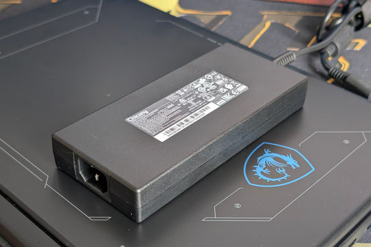 MSI Crosshair A16 HX: Bộ sạc 240W liệu có đủ cho cấu hình Ryzen 9 và RTX 5070?
