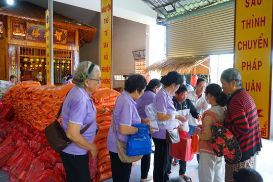 Tặng 300 suất quà cho hội viên người mù và hộ nghèo
