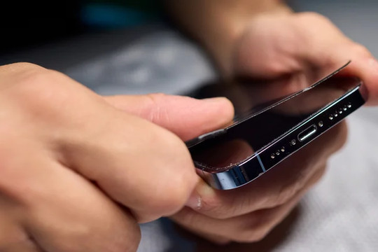 Mẹo chọn miếng dán màn hình smartphone: Tính năng quan trọng giúp chống bám vân tay
