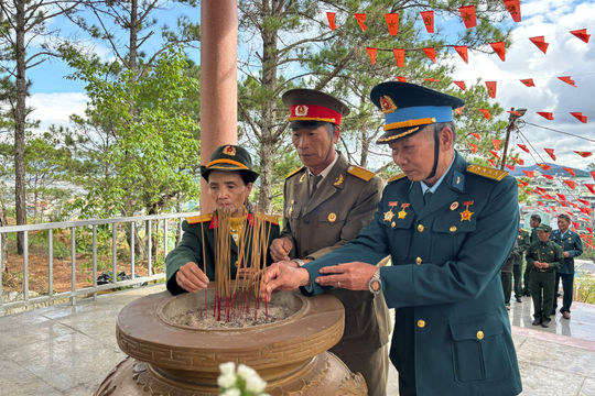 Sắc đỏ rực rỡ của những cựu chiến binh vùng ven