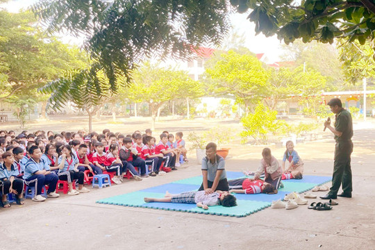 Bộ đội Biên phòng Lâm Đồng hướng dẫn kỹ năng chống đuối nước cho học sinh