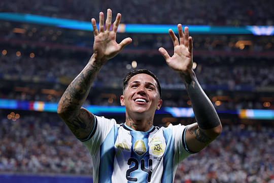 Enzo Fernandez và nghịch lý giữa hào quang Argentina cùng chiếc lồng vàng Chelsea