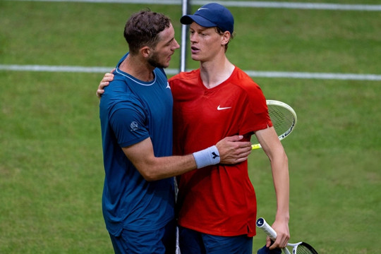 Jannik Sinner bản lĩnh hạ gục Jan-Lennard Struff để tiến vào bán kết Wimbledon 2026