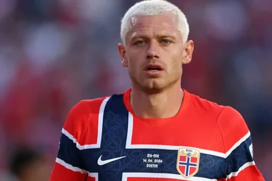 Man Utd săn đón Julian Ryerson: Giải mã hậu vệ Dortmund từng khiến Vinicius "tắt điện"