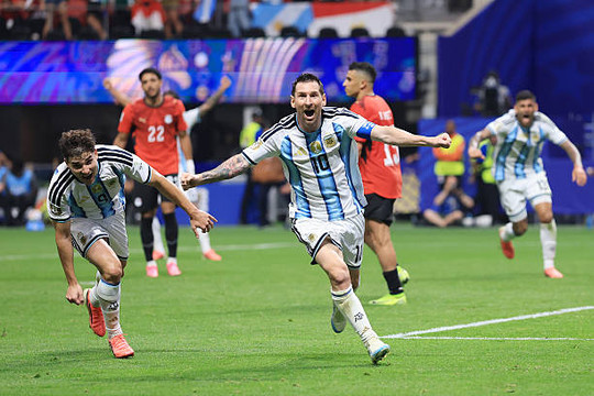 Argentina 3-2 Ai Cập: Messi chuộc lỗi trong màn lội ngược dòng điên rồ tại World Cup