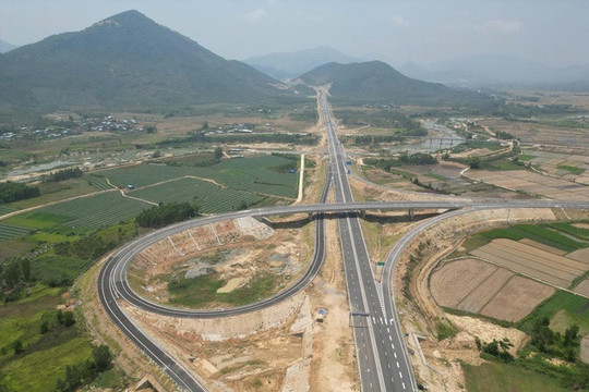 Cao tốc Hoài Nhơn - Quy Nhơn chậm tiến độ gói thầu công nghệ sau 3 tháng thông xe