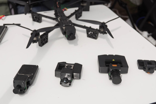 Ukraine phát triển module dẫn bắn tự động cho drone, Nga lắp lồng bảo vệ tàu ngầm Kilo
