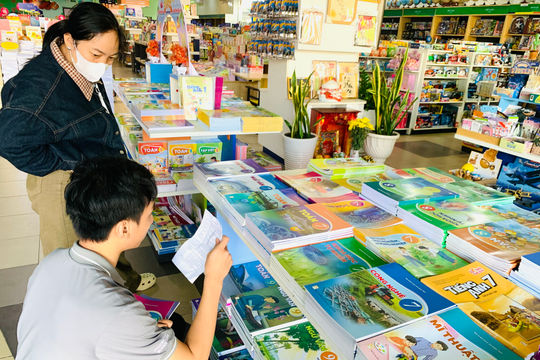 Sức mua sách giáo khoa và đồ dùng học tập tăng sớm