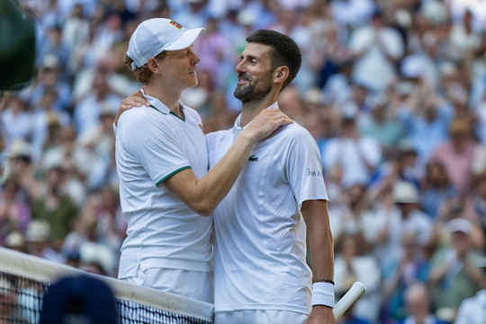 Jannik Sinner hạ gục Novak Djokovic để ghi tên vào chung kết Wimbledon 2026