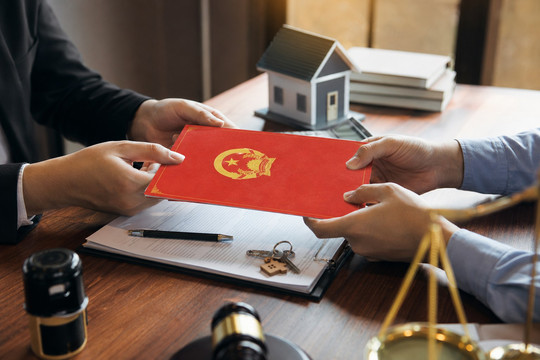 Chi phí sang tên sổ đỏ năm 2026: Các loại thuế phí và trách nhiệm chi trả