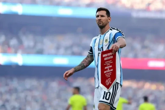 Messi gay gắt nhắc nhở trọng tài và kịch tính Argentina thắng Thụy Sĩ 3-1