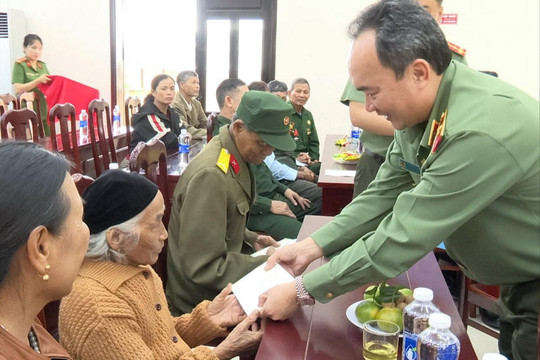 Đoàn công tác tỉnh Lâm Đồng thăm, tặng quà người có công tại Bảo Lâm