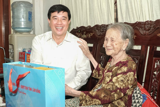 Bí thư Tỉnh ủy Lâm Đồng Y Thanh Hà Niê Kđăm thăm, tặng quà gia đình chính sách