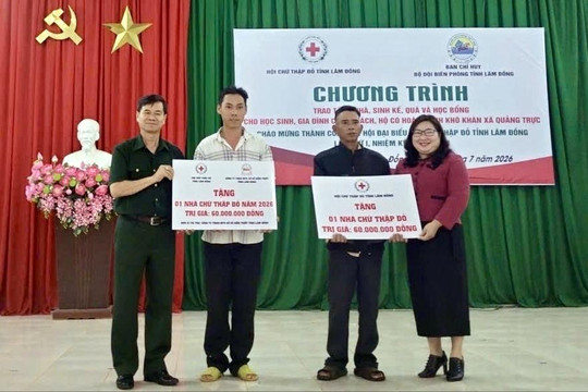 Trao nhà Chữ thập đỏ, học bổng và mô hình sinh kế tại xã Quảng Trực