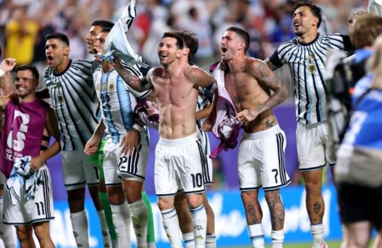 Lionel Messi và vũ điệu tĩnh lặng đưa Argentina vào bán kết World Cup sau 120 phút nghẹt thở