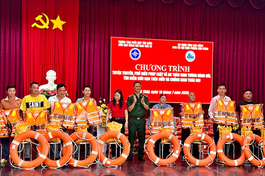 Nâng cao nhận thức pháp luật cho ngư dân về an toàn hàng hải và chống khai thác IUU