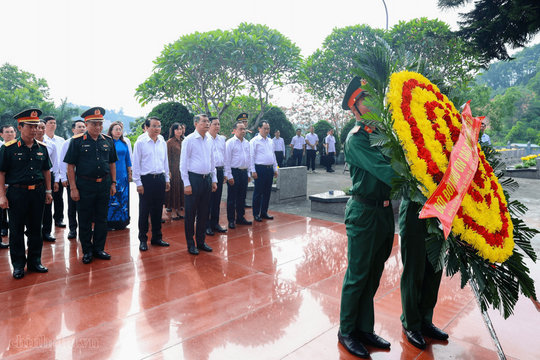 Thủ tướng dâng hương tưởng niệm các Anh hùng liệt sĩ và tặng quà gia đình có công với cách mạng tại Lào Cai
