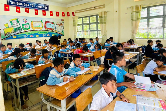 Gieo tri thức từ những “lớp học áo xanh”