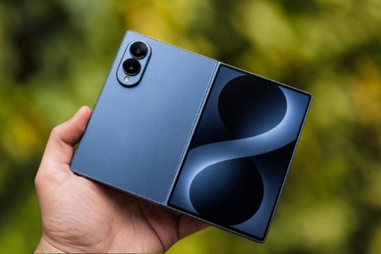 Galaxy Z Fold8 phá bỏ giới hạn sạc không dây 15W sau nhiều năm đứng yên