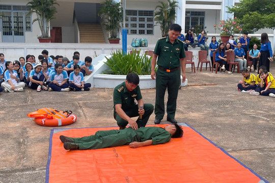 Bộ đội biên phòng dạy trẻ em cách phòng ngừa đuối nước