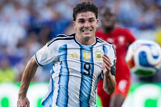 Arsenal sẵn sàng đổi Gyokeres lấy Julian Alvarez, Liverpool giữ chân Curtis Jones