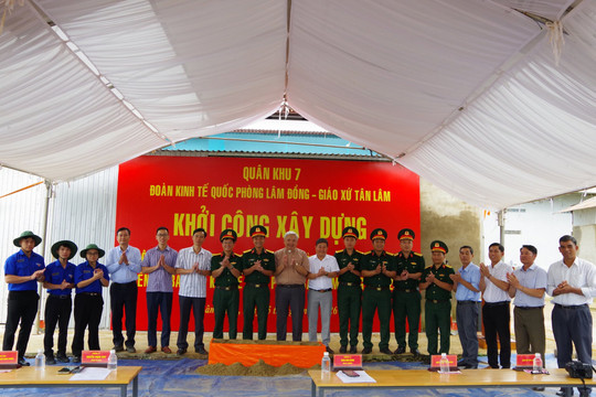Khởi công xây dựng công trình thể dục thể thao ngoài trời và 11 nhà tình nghĩa