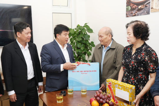 Bí thư Tỉnh ủy Lâm Đồng Y Thanh Hà Niê Kđăm thăm, tặng quà người có công, gia đình chính sách khu vực Đà Lạt