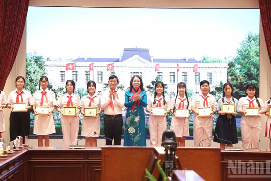 Phó Chủ tịch nước gặp mặt Đoàn đại biểu thiếu nhi tham gia “Hành trình Em yêu Tổ quốc Việt Nam”