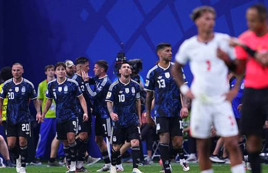 Argentina ngược dòng hạ Anh 2-1: Đẳng cấp nhà vua và sự nghiệt ngã của bóng đá thực dụng