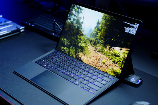 Asus ROG Flow Z13: Tablet chơi game mạnh ngang RTX 4070 nhờ chip AMD Ryzen AI Max+ 395