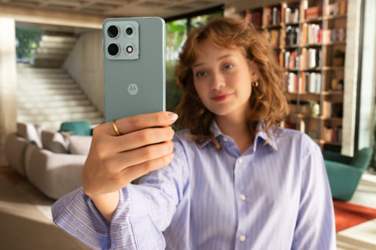 Motorola Edge 70 Max trình làng: Giải mã sức mạnh pin Silicon-Carbon 7100mAh và màn hình 7000 nits