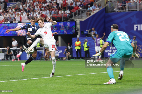 Anthony Gordon tỏa sáng giúp ĐT Anh dẫn trước Argentina tại bán kết World Cup 2026