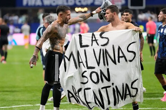 Argentina đối mặt án phạt từ FIFA sau màn ăn mừng chính trị trước tuyển Anh