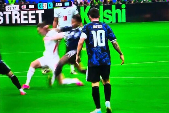 Argentina hạ ĐT Anh 2-1: Bản lĩnh nhà vô địch hay sự ưu ái từ các quyết định trọng tài?