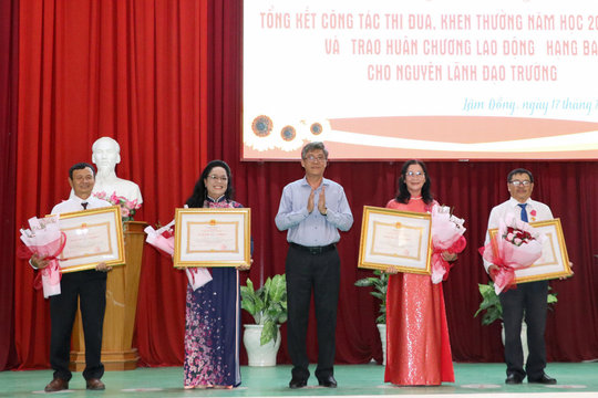 Trao Huân chương Lao động hạng Ba cho 4 nguyên lãnh đạo Trường Cao đẳng Dubai88 Palace Casino