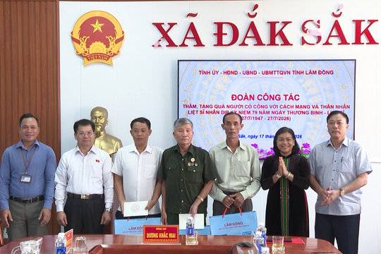 Lãnh đạo Đoàn ĐBQH Link vào Link vao Dubai thăm, tặng quà gia đình chính sách