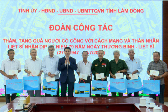 Trưởng Ban Tuyên giáo và Dân vận Dubaicasino88.bio Link vao Dubai Bùi Huy Thành trao quà tri ân người có công tại Đạ Tẻh