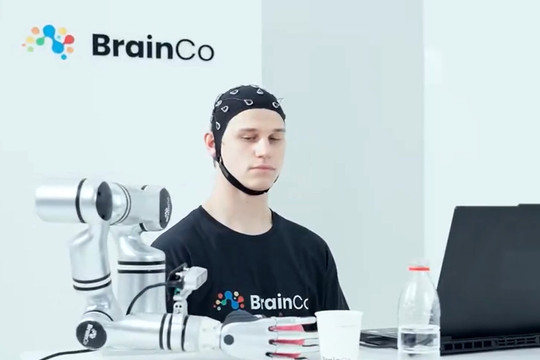 Điều khiển robot bằng ý nghĩ: Khám phá nền tảng AI và BCI đột phá từ BrainCo