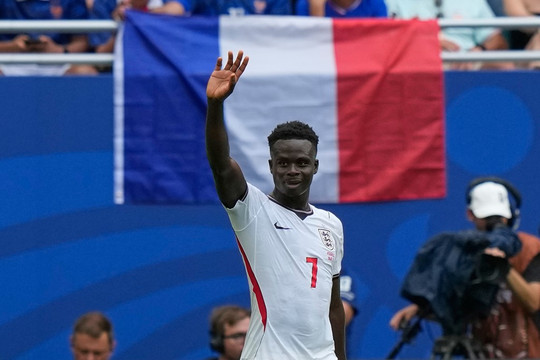 Bukayo Saka lập hat-trick giúp Anh hạ Pháp 6-4 trong trận cầu điên rồ nhất World Cup
