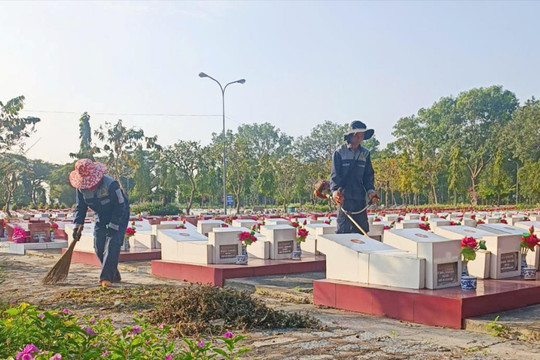 Tận tụy chăm sóc nơi an nghỉ của liệt sĩ