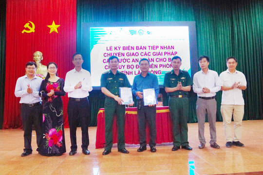 Bàn giao kết quả đánh giá chất lượng nguồn nước tuyến biên giới đất liền tỉnh Lâm Đồng