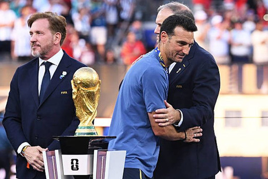HLV Scaloni rơi lệ và ẩn ý chia tay sau thất bại của Argentina tại World Cup 2026