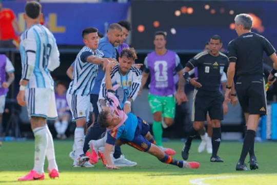 World Cup náo loạn: Molina đấm Rodri và bóp cổ Gavi sau thất bại của Argentina